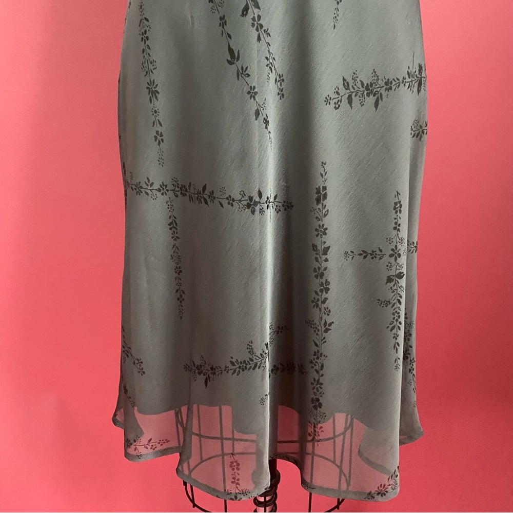 Guess Gray V-Neck Midi Dress with Subtle Floral Pattern - Picture 6 of 14